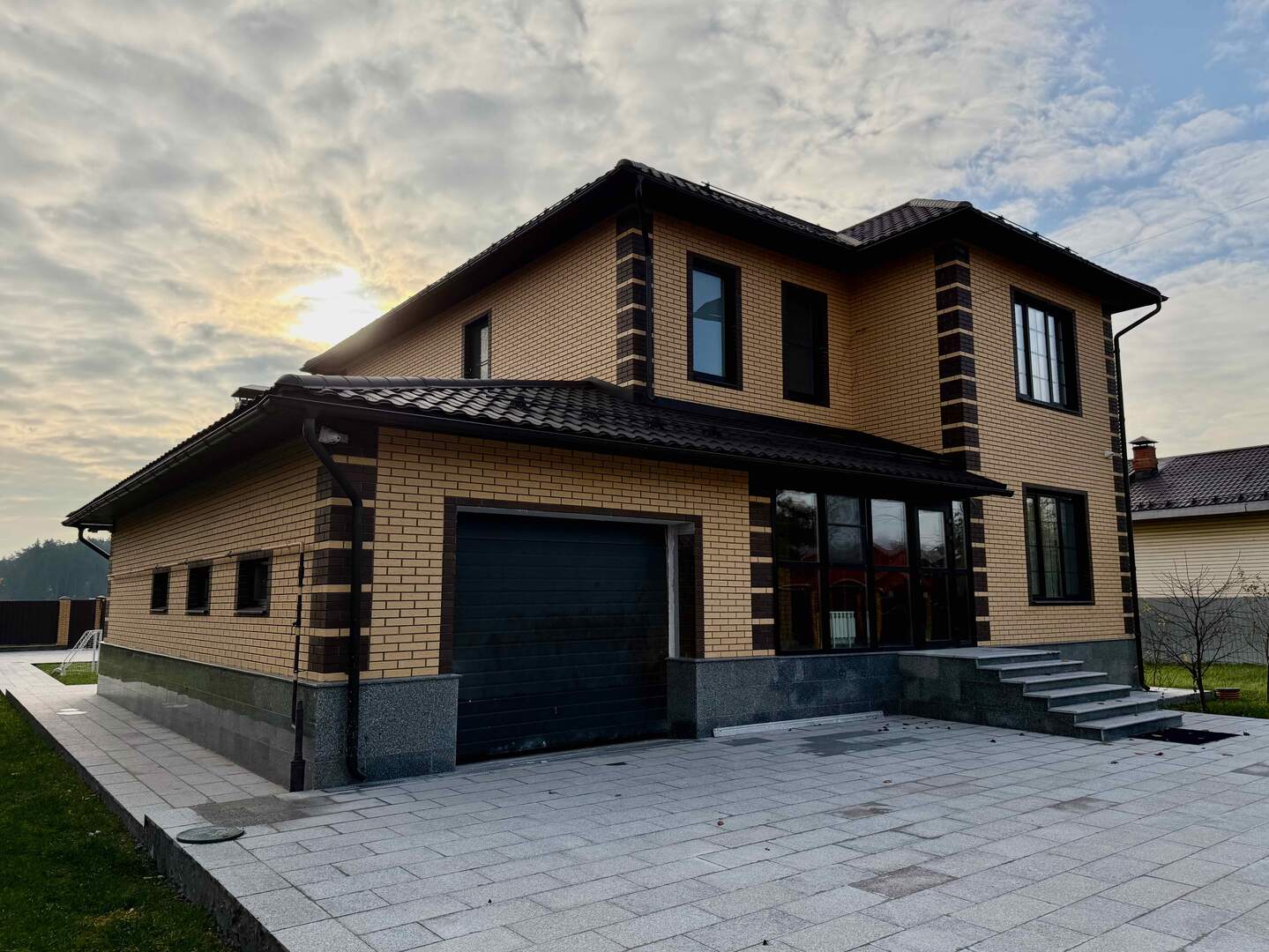 Москва и МО, городской округ Щёлково, деревня Соколово, Полевая улица, 16; Коттедж 343,30м² на участке 14,20 сот. 3 эт.